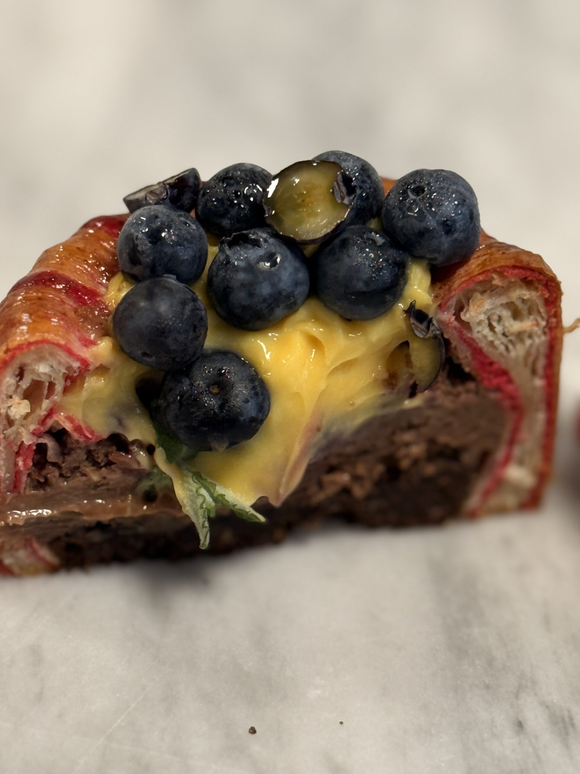 DANESSA ROYAL DE CHOCOLATE, MARACUYA Y ARANDANOS - Imagen 2