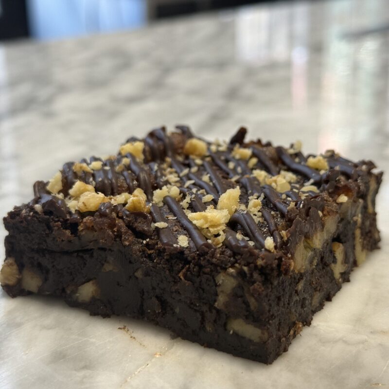 BROWNIE 10% VEGANO DE CHOCOLATE OSCURO - NUEZ Y BANANAS FOSTER