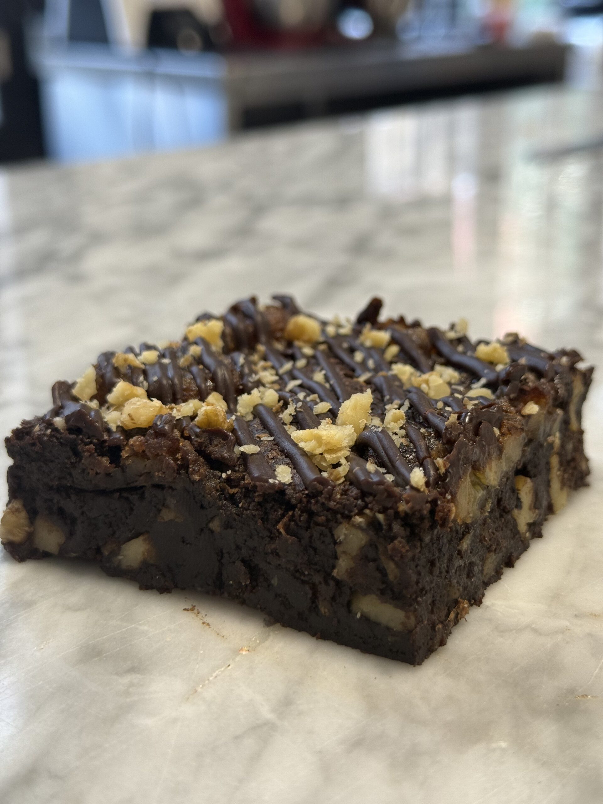 BROWNIE 10% VEGANO DE CHOCOLATE OSCURO - NUEZ Y BANANAS FOSTER