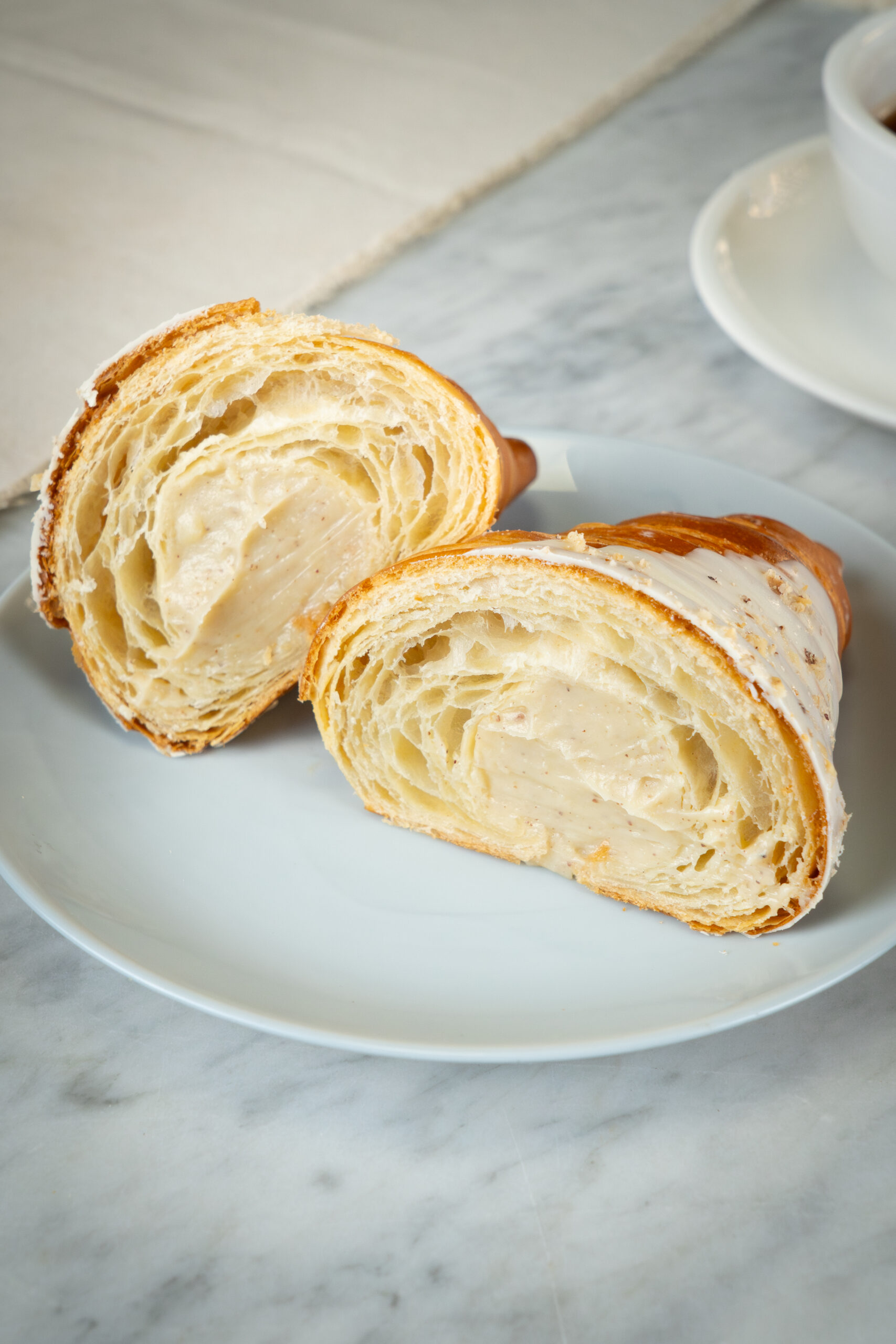 CROISSANT DE AVELLANA Y CHOCOLATE BLANCO - Imagen 2